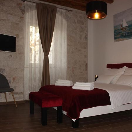Luxury Rooms Rustic Chic Split Exterior photo