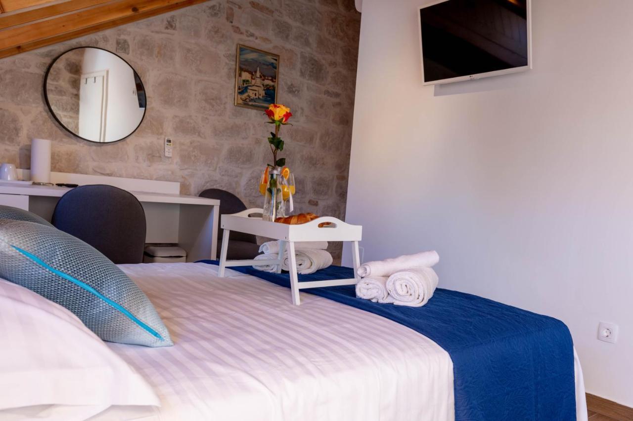 Luxury Rooms Rustic Chic Split Exterior photo
