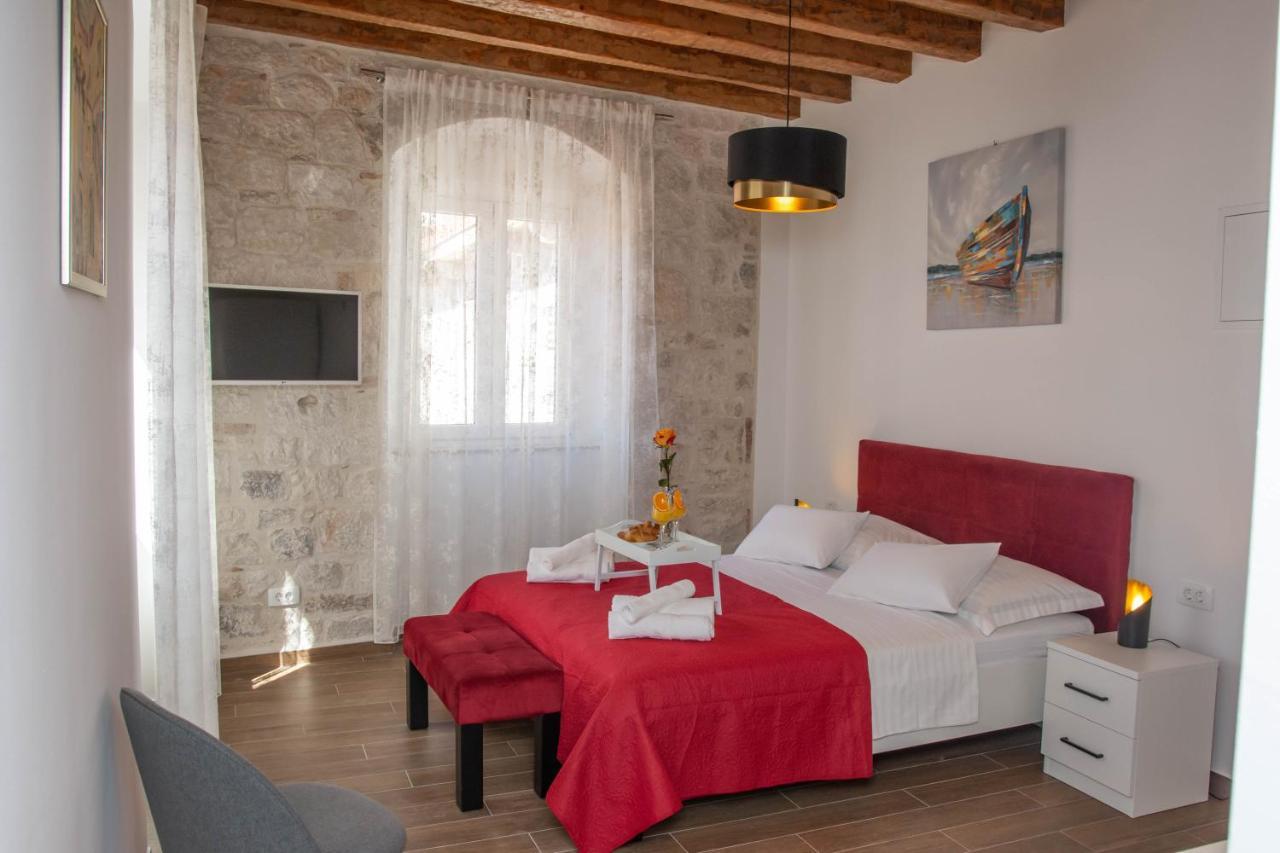 Luxury Rooms Rustic Chic Split Exterior photo