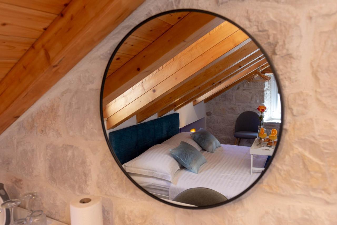 Luxury Rooms Rustic Chic Split Exterior photo