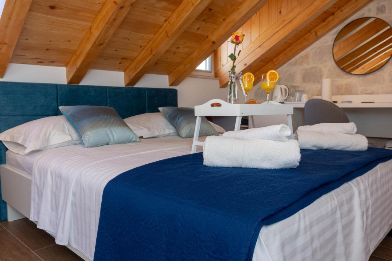 Luxury Rooms Rustic Chic Split Exterior photo