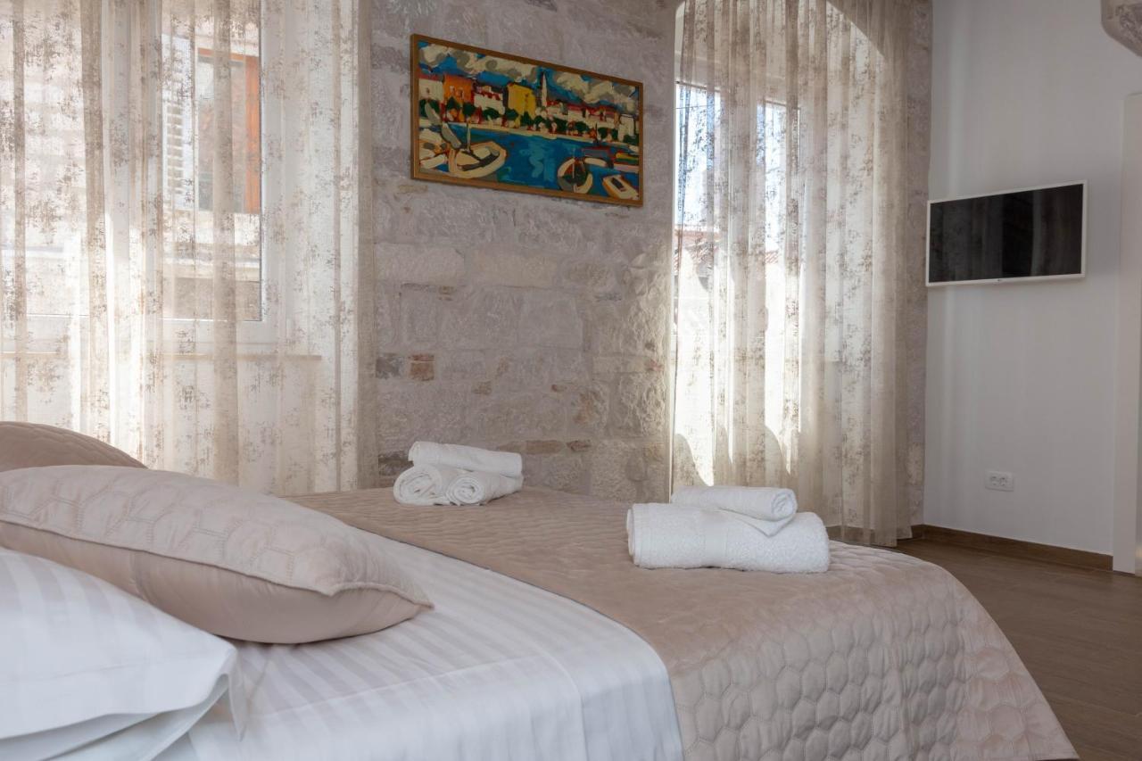 Luxury Rooms Rustic Chic Split Exterior photo
