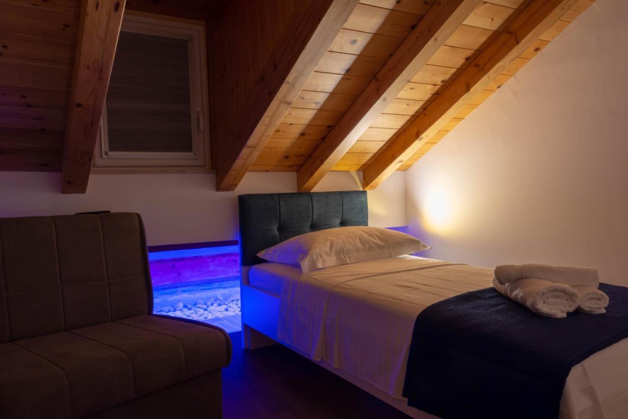 Luxury Rooms Rustic Chic Split Exterior photo