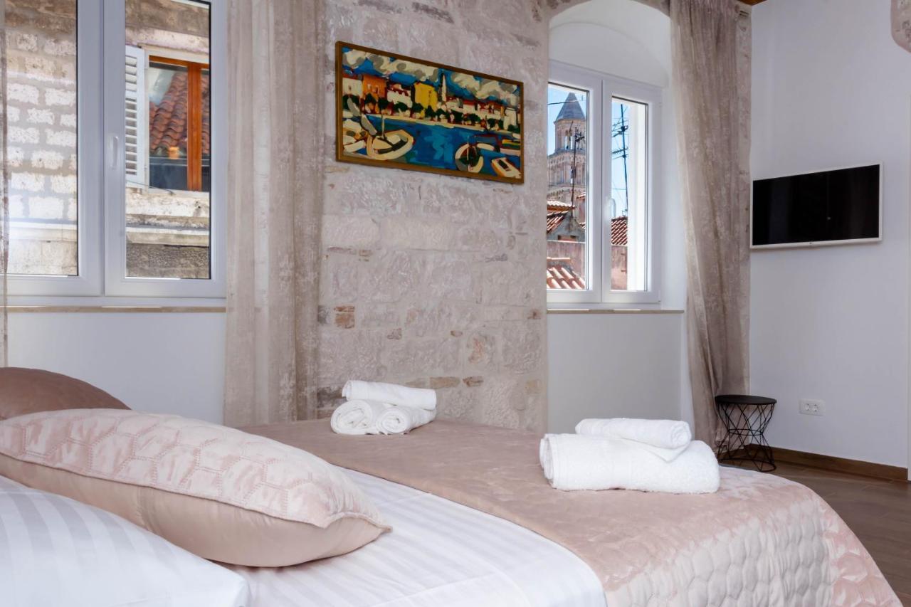 Luxury Rooms Rustic Chic Split Exterior photo