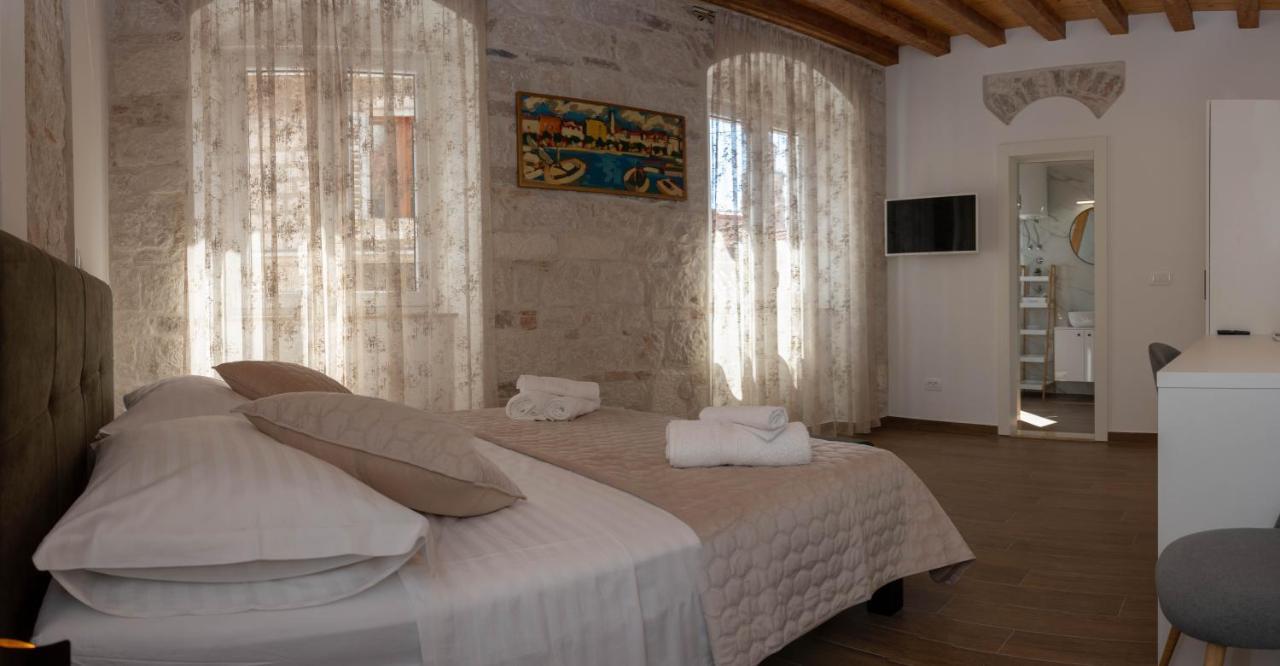Luxury Rooms Rustic Chic Split Exterior photo